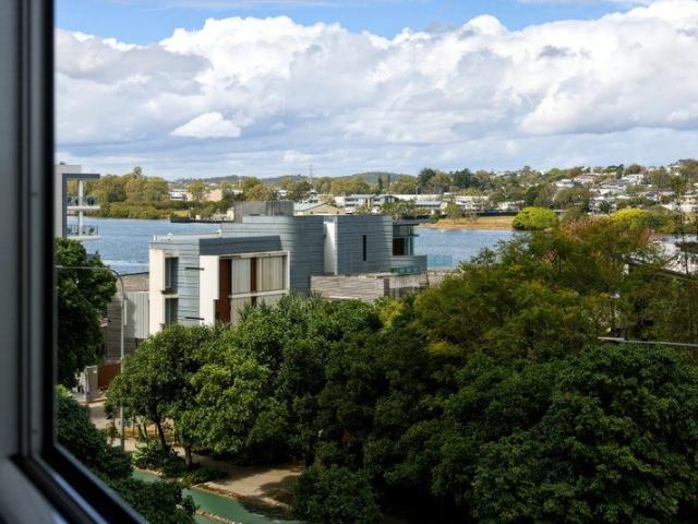 HAMILTON HARBOUR LIVING WITH CITY & RIVER OUTLOOKS