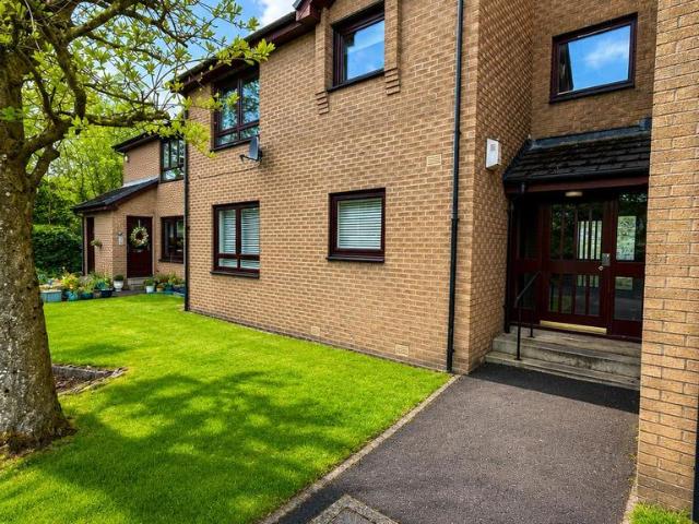 Hamilton, Lanarkshire, ML3 2 bed flat to rent £900 pcm £208 pw