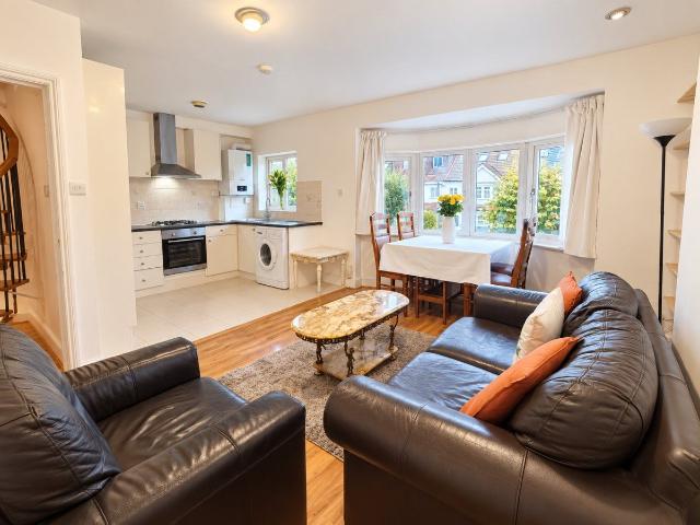 Hamilton Road, Brent Cross NW11, 2 bed flat to rent, £1,950 pcm | PrimeLocation