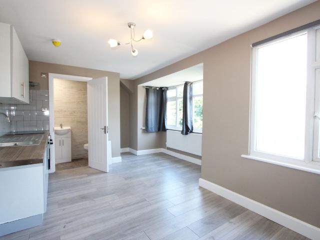 Hamilton Road, London NW11, Studio to rent, £1,200 pcm | PrimeLocation