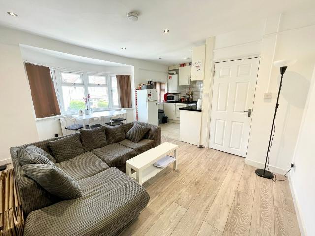 Hamilton Road, London NW11, 3 bed flat to rent, £2,450 pcm | PrimeLocation