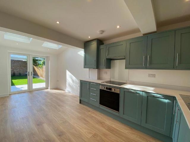 Hamilton Road, SW19 2 bed ground floor flat to rent £2,600 pcm £600 pw