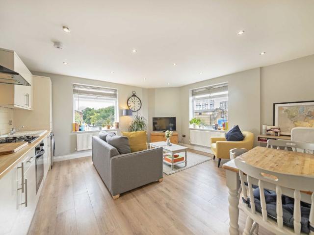 Hamilton Road, Wimbledon SW19, 2 bed flat to rent, £2,050 pcm | PrimeLocation