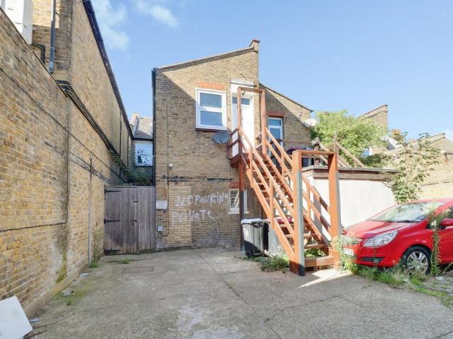Hamlet Court Road, Westcliff on sea, SS0 2 bed flat to rent £1,250 pcm £288 pw