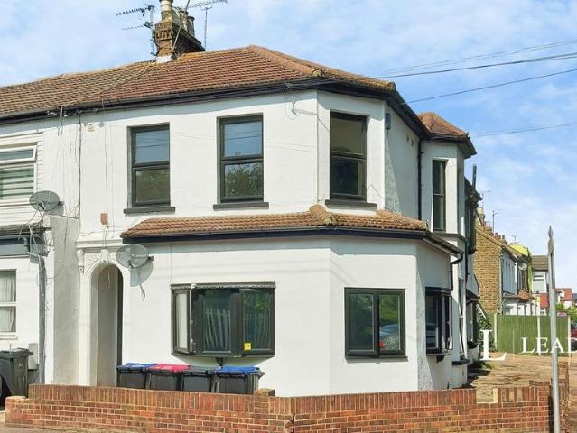 Hamlet Road, Southend on Sea, Essex, SS1 1 bed flat to rent £970 pcm £224 pw