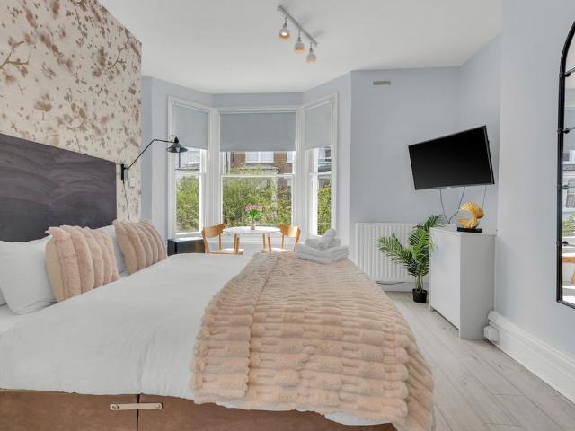 Hammersmith W6, Studio to rent, £5,234 pcm | PrimeLocation