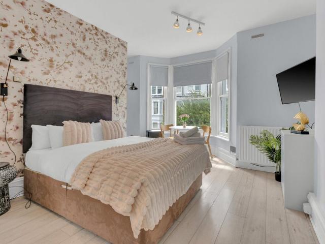 Hammersmith W6, Studio to rent, £3,579 pcm | PrimeLocation