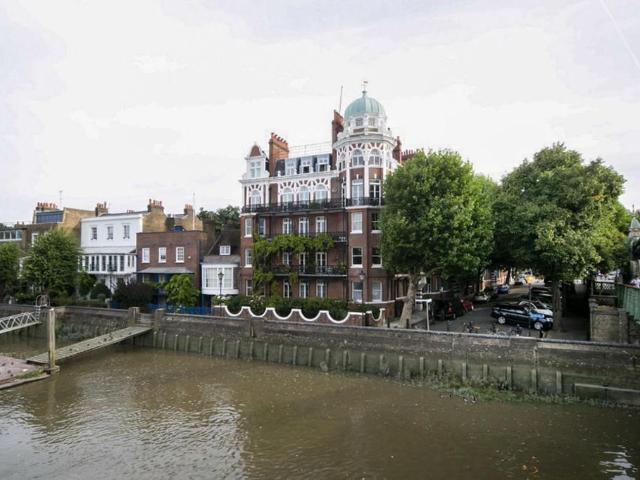 Hammersmith Bridge Road, London W6 3 bed apartment to rent £3,000 pcm £692 pw