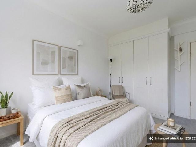 Hammersmith Road, Latymer Court. 3 bed flat to rent £3,650 pcm £842 pw