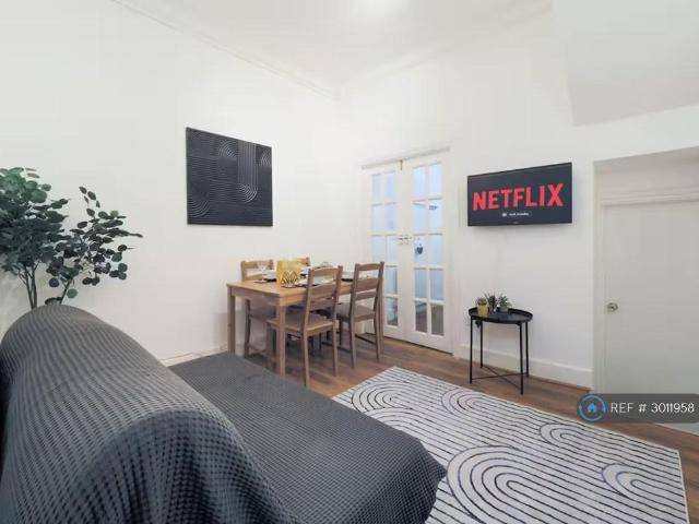 Hammersmith Road, London, W14 2 bed flat to rent £2,400 pcm £554 pw