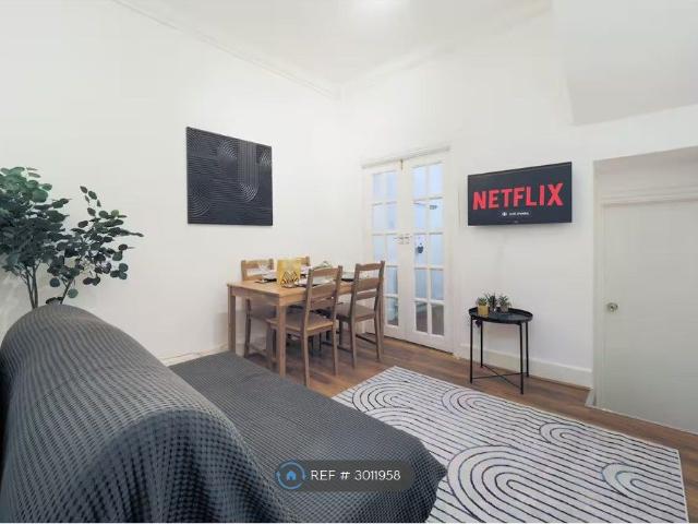 Hammersmith Road, London W14, 2 bed flat to rent, £3,500 pcm | PrimeLocation