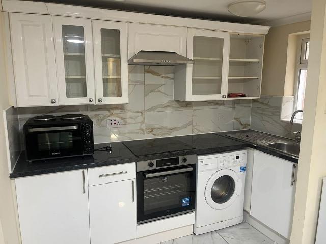 Hammersmith Road, London W14, 4 bed flat to rent, £3,000 pcm | PrimeLocation