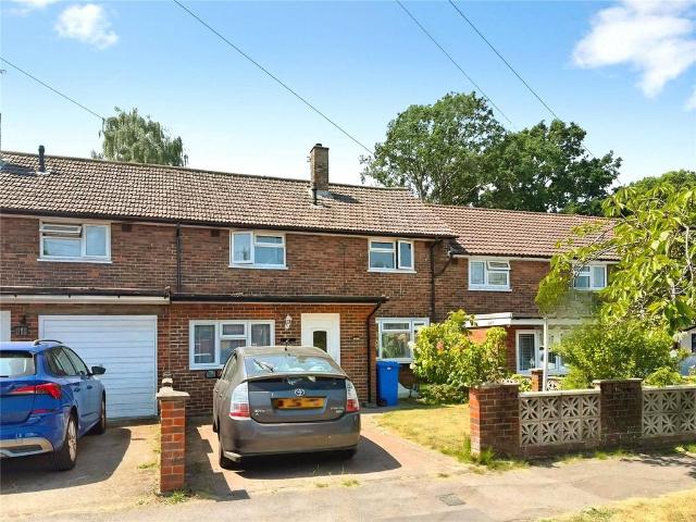 Hammond Road, Woking, Surrey, GU21 3 bed terraced house to rent £2,250 pcm £519 pw