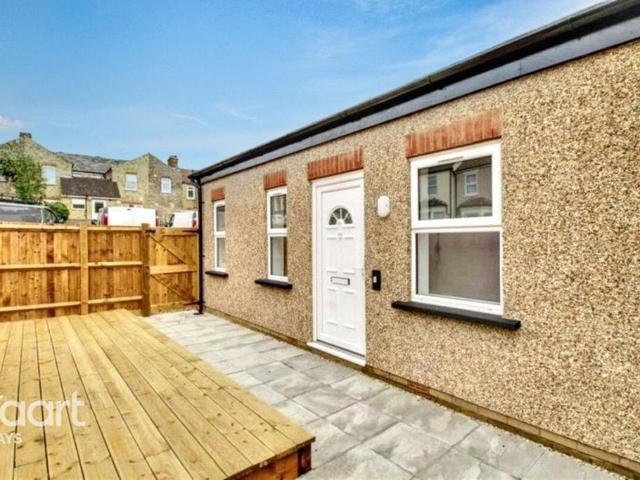 Hampden Road, Grays 2 bed maisonette to rent £1,450 pcm £335 pw