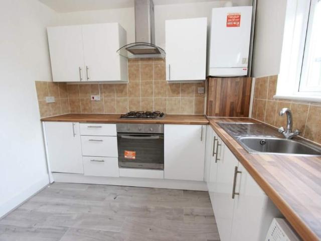 Hampden Square, London N14, 3 bed flat to rent, £2,600 pcm | PrimeLocation