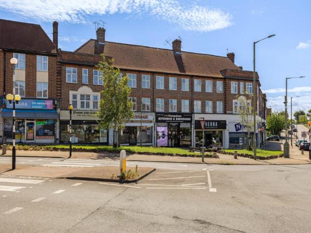 Hampden Square, Southgate, N14 5DL 3 bed flat to rent £2,150 pcm £496 pw