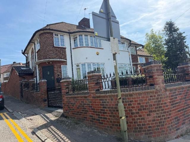 Hampden Way, London N14 3 bed property to rent £2,950 pcm £681 pw