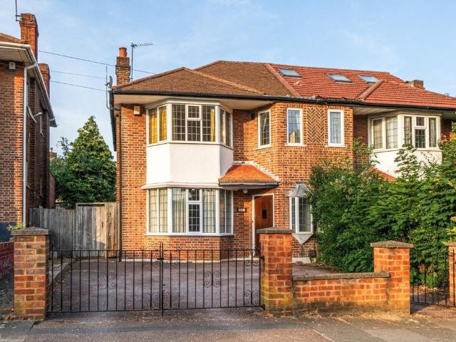 Hampden Way, London, N14 3 bed semi detached house to rent £3,000 pcm £692 pw