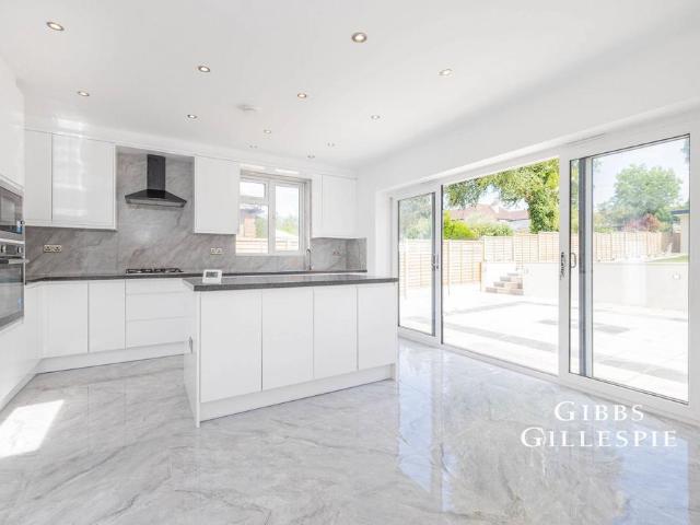 Hampermill Lane, Watford. 5 bed detached house to rent £4,500 pcm £1,038 pw