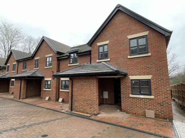 Hampshire GU12 3 bed terraced house to rent £2,000 pcm £462 pw