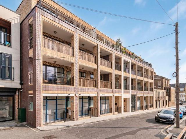 Hampshire Street, London, NW5 2 bed flat to rent £2,850 pcm £658 pw