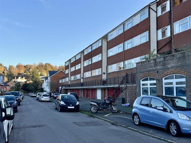 Hampstead Road, Dorking RH4, 1 bed flat to rent, £1,100 pcm | PrimeLocation
