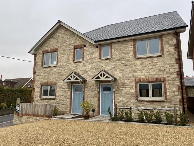 hampton Mews, Main Road, Havenstreet. 3 bed semi detached house to rent £1,450 pcm £335 pw