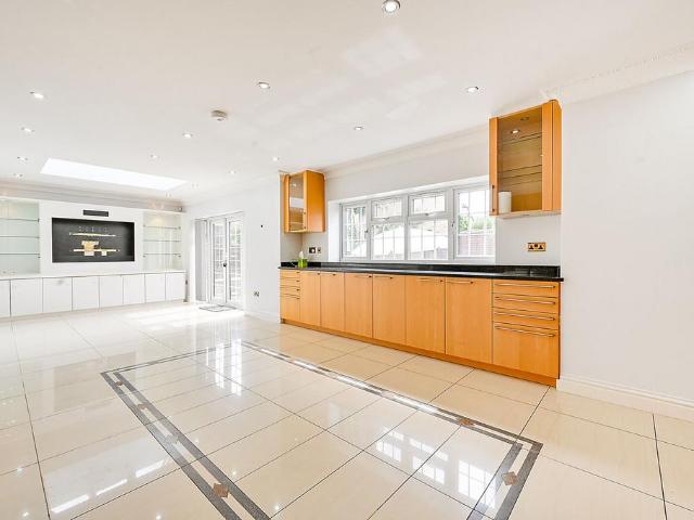 Hampton Court Avenue, East Molesey, KT8 5 bed semi detached house to rent £4,700 pcm £1,085 pw