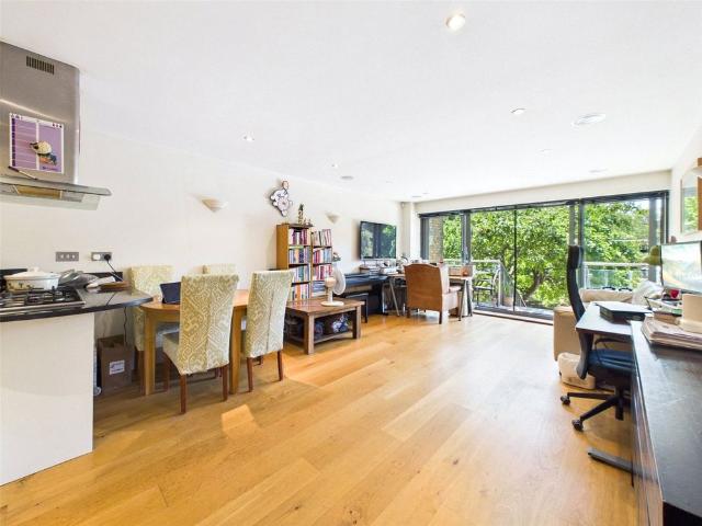 Hampton Court Road, East Molesey, KT8