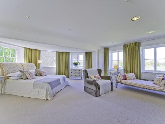 Hampton Court Road East Molesey KT8 1 bed apartment to rent £7,887 pcm £1,820 pw