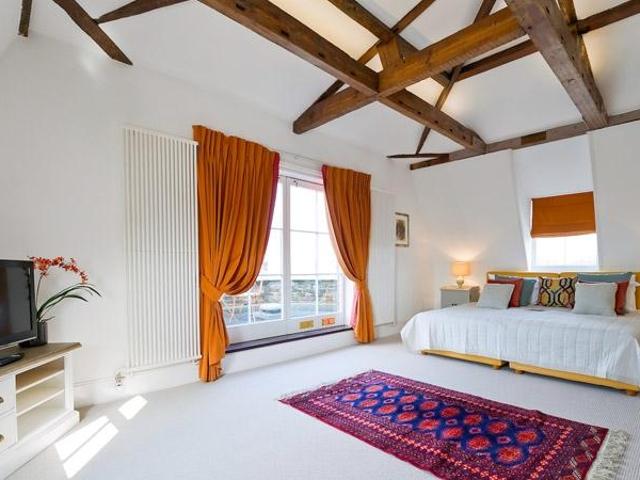 Hampton Court Road East Molesey KT8 1 bed apartment to rent £7,887 pcm £1,820 pw