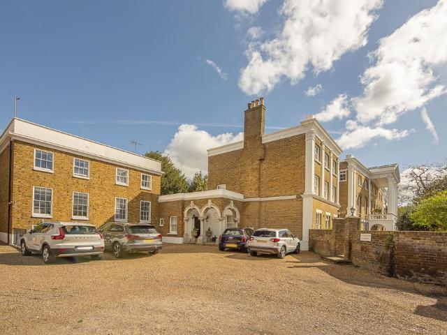 Hampton Court Road, Hampton, TW12 2 bed flat to rent £2,900 pcm £669 pw