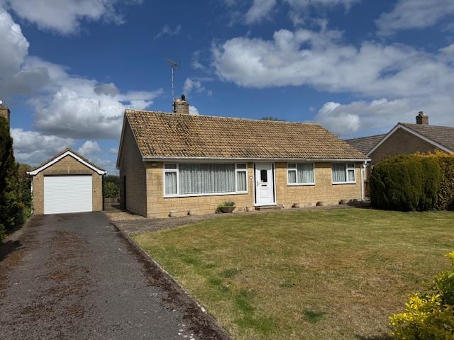 Hampton Grove, Meysey Hampton 3 bed detached bungalow to rent £1,450 pcm £335 pw