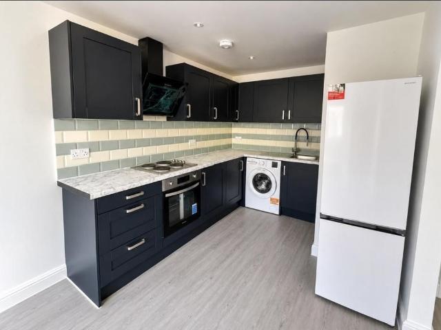 Hampton Hill, High Street TW12, 1 bed flat to rent, £1,700 pcm | PrimeLocation