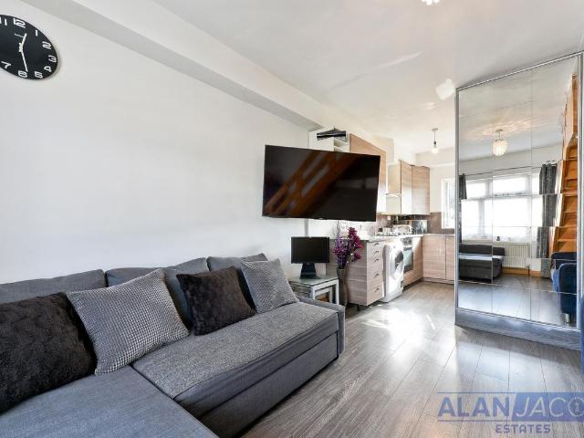 Hampton Road, Essex IG1, 2 bed terraced house to rent, £1,700 pcm | PrimeLocation