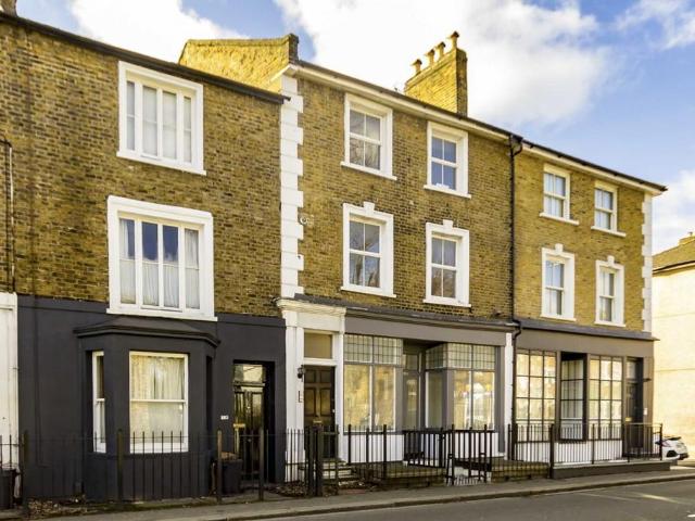 Hampton Road, Hampton TW12 1 bed flat to rent £1,450 pcm £335 pw