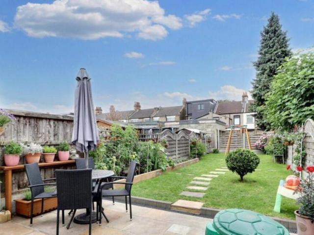 Hampton Road, Ilford 4 bed semi detached house to rent £2,700 pcm £623 pw