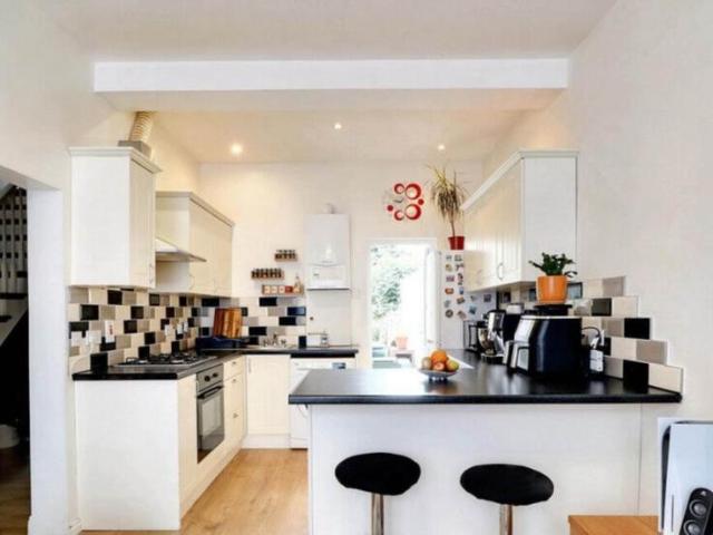 Hampton Road, Ilford 4 bed semi detached house to rent £2,704 pcm £624 pw