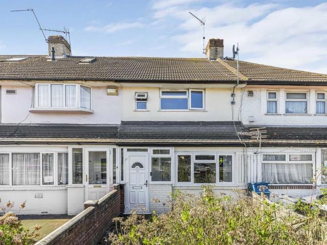 Hampton Road West, Feltham TW13 3 bed house to rent £2,300 pcm £531 pw