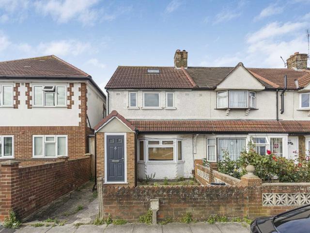 Hampton Road West, Hanworth TW13, 3 bed property to rent, £2,495 pcm | PrimeLocation