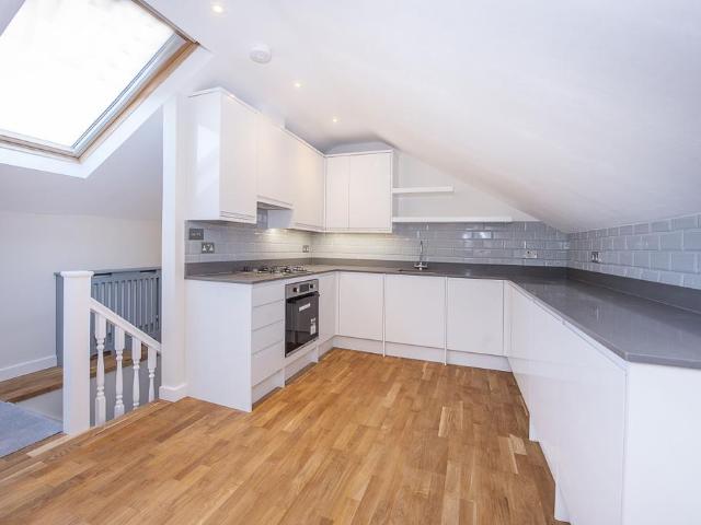 Hampton Road, Teddington, TW11 3 bed flat to rent £2,595 pcm £599 pw