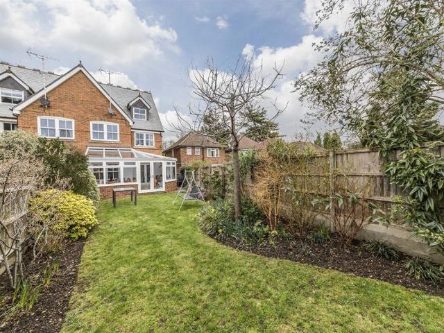 Hampton Road, Teddington TW11 5 bed house to rent £4,395 pcm £1,014 pw