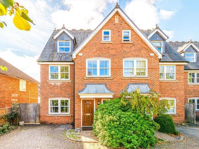 Hampton Road, Teddington TW11 5 bed house to rent £4,000 pcm £923 pw