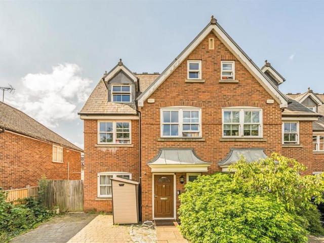 Hampton Road, Teddington TW11 5 bed house to rent £4,200 pcm £969 pw