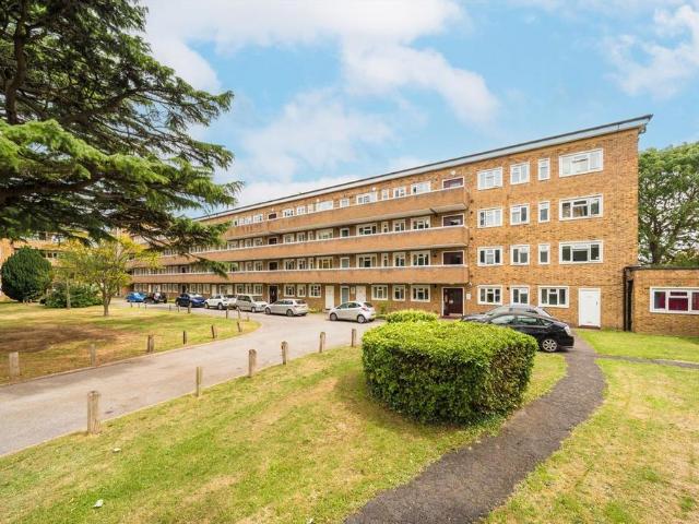 Hampton Road, Twickenham TW2 2 bed flat to rent £2,200 pcm £508 pw
