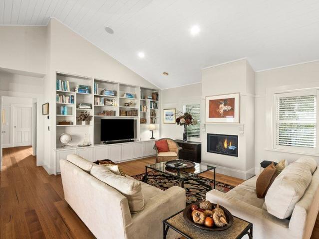 Hamptons Elegance with Sweeping Vistas in Old Bowral
