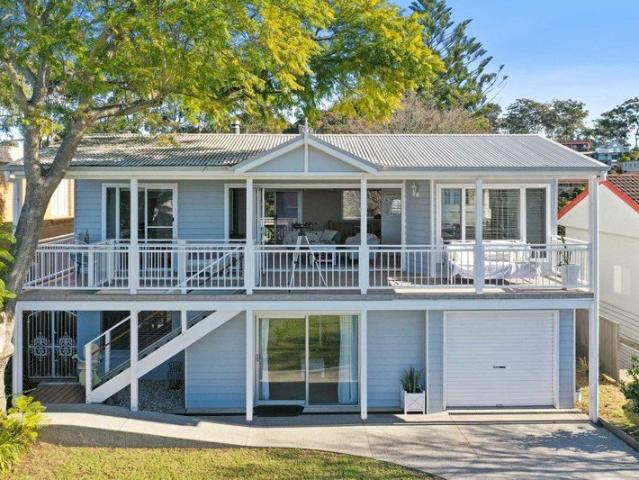 Hamptons Elegance and Iconic Island Views