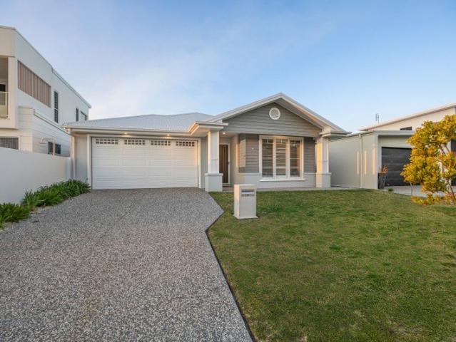 HAMPTONS ELEGANCE & SPACIOUS FAMILY LIVING