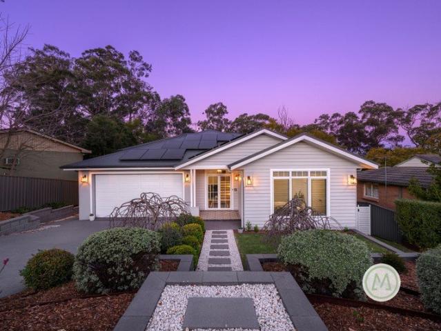 HAMPTONS INSPIRED FAMILY LIVING WITH SPACE, STYLE & STUNNING GARDEN SURROUNDS!