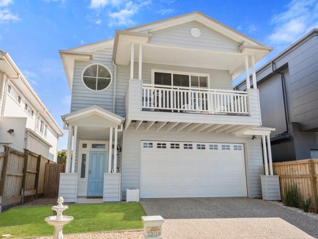 HAMPTONS STYLE MEETS BAYSIDE LIVING